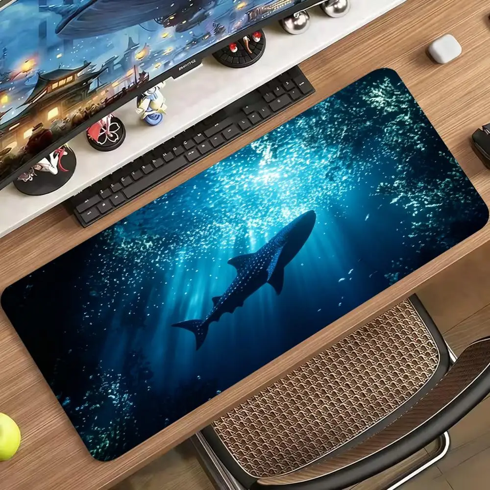 Desk Setup Pc And Laptop - 심해 고래상어 디자인의 대형 게이밍 마우스
